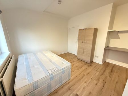 Colney Hatch Lane, London - Photo 4