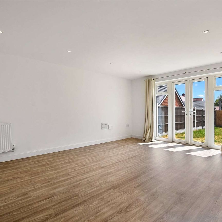 An attractive 3 / 4 bedroom semi detached town house in Bushey, offered unfurnished and available end of October. - Photo 1