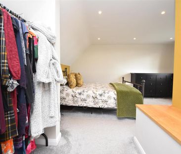 4 bedroom semi-detached house to rent - Photo 4