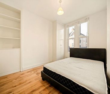 3 bedroom flat to rent - Photo 4