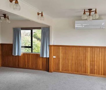 Charming 3-storey 5 bedroom Home w/ Deck & Garden! - Photo 3