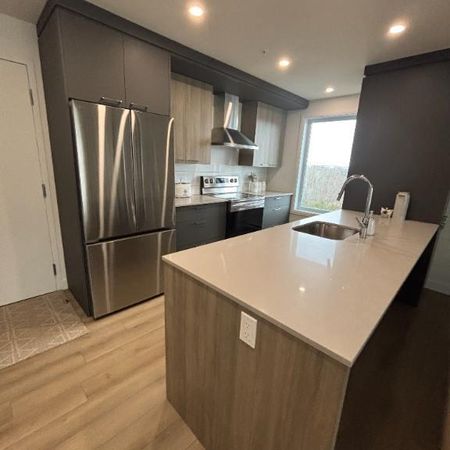 ✨ 3 ½ moderne, dernier étage, très lumineux – Wi-Fi & stationnement intérieur inclus ! - Photo 3