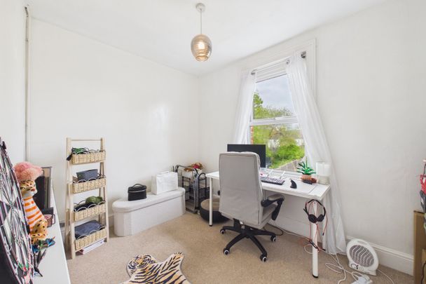 2 bedroom Maisonette in St. Michaels Road, Hampshire - Photo 1