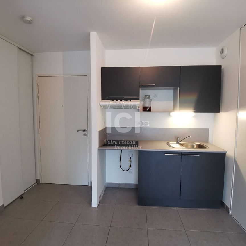 Appartement T2 de 43.13 m² avec balcon + stationnement - Centre ville TREILLIERES - Photo 1