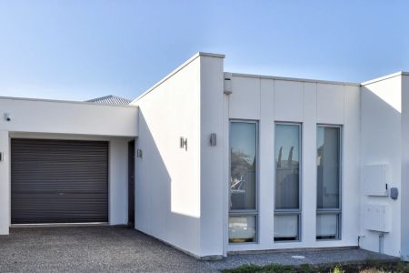 LOVELY LOW MAINTENANCE 3 BEDROOM HOME! - Photo 4
