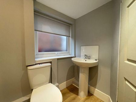 2 bedroom ground floor flat to rent - Photo 5