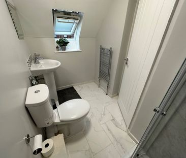 Room in a Shared House, Exhibition Close, W12 - Photo 4