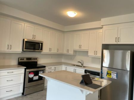 For Lease - 77 Keppel Circle, Brampton, Ontario - Photo 2