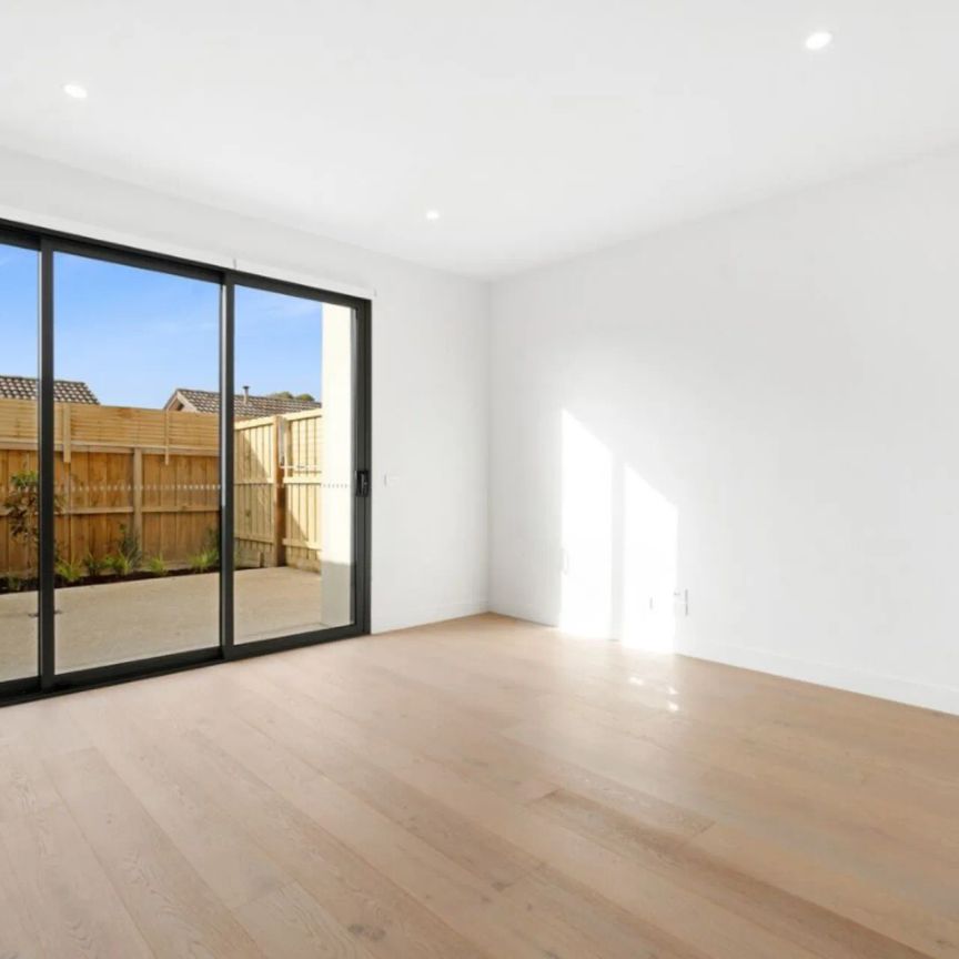 Stylish townhouse in prime Preston location. - Photo 1