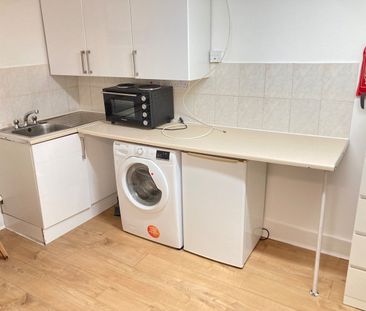 1 Bed Flat, Very Near West Cromwell Road Area, SW20 - Photo 1