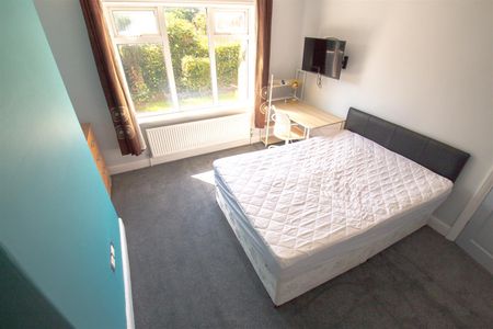 4 bedroom semi-detached house to rent - Photo 3