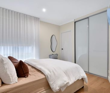 Stunning North Facing Garden Apartment - Photo 2