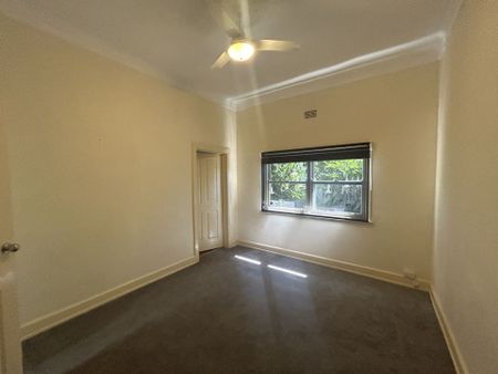 LARGE FAMILY HOME - Photo 4