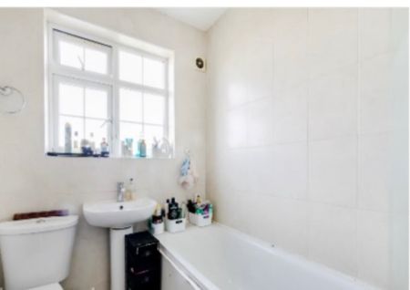 2 Bed Flat, St. James's Road, CR0 - Photo 2