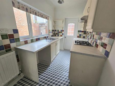 2 bedroom terraced house to rent - Photo 4