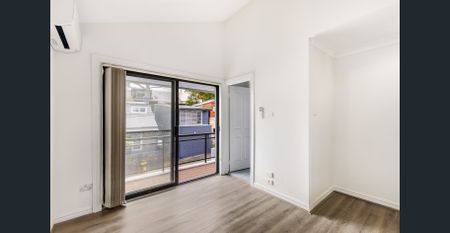 Spacious townhouse in convenient location - Photo 2