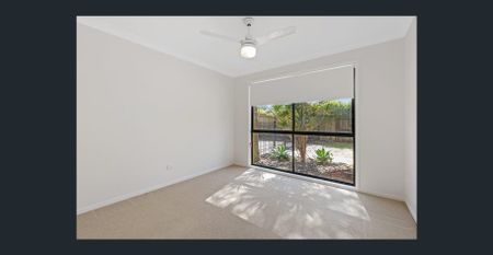 Tranquil Coastal Retreat: Charming 4-Bedroom House in Castaways Beach - Photo 4