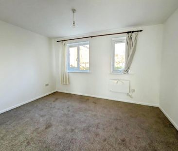 Danbury Crescent, South Ockendon, RM15 - Photo 2
