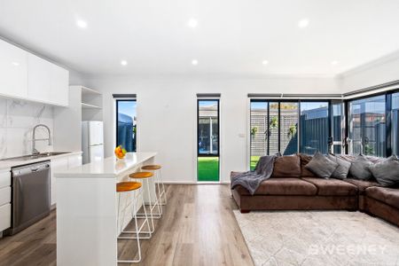 Modern and spacious four bedroom townhouse in prime location - Photo 5