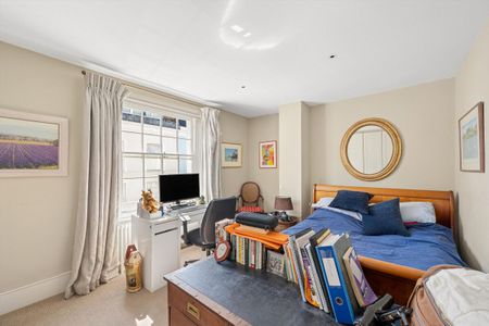 Charming three-bedroom mews home with a private courtyard garden in a peaceful Chelsea pocket. - Photo 2