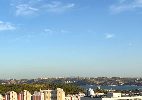 Apartamento T1 mobilado em Miraflores com Vista de Rio, a estrear