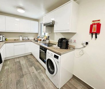 Fairview Avenue, Woking, Surrey, GU22 7NU - Photo 5