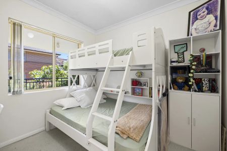 Modern Apartment with Expansive Wrap-Around Balcony – Prime Hornsby Location - Photo 5
