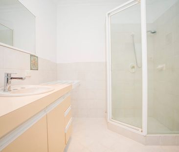 Family Home with a Pool - Move in Before Christmas! - Photo 3