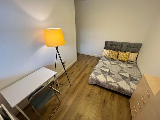 4 bedroom flat to rent - Photo 1