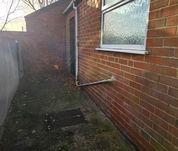 2 bedroom end of terrace to let - Photo 6