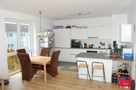 Hochwertige 3-Zimmer Dachgeschosswohnung mit Süd-Balkon! - Photo 2