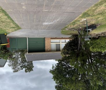 Huge Family Home in Glenfield with 4 Bedrooms including granny - Photo 3