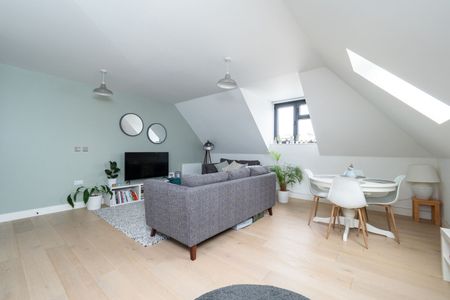 The Broadway, Cheam, SM3 - Photo 2