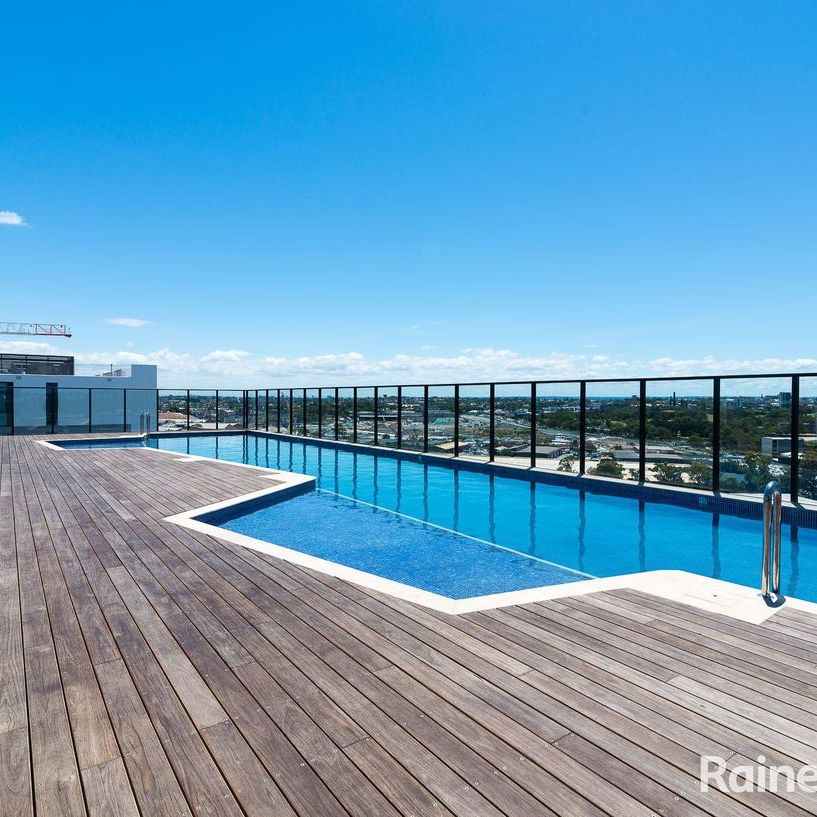 Stunning Timber Floored 3 Bedroom Apartment with Smart DoorLock High-End Finishes - Photo 1