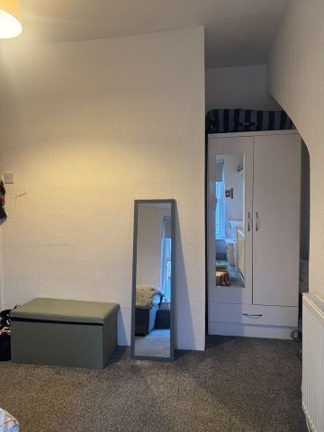 Room in a Shared House, Highfield Road, M6 - Photo 2