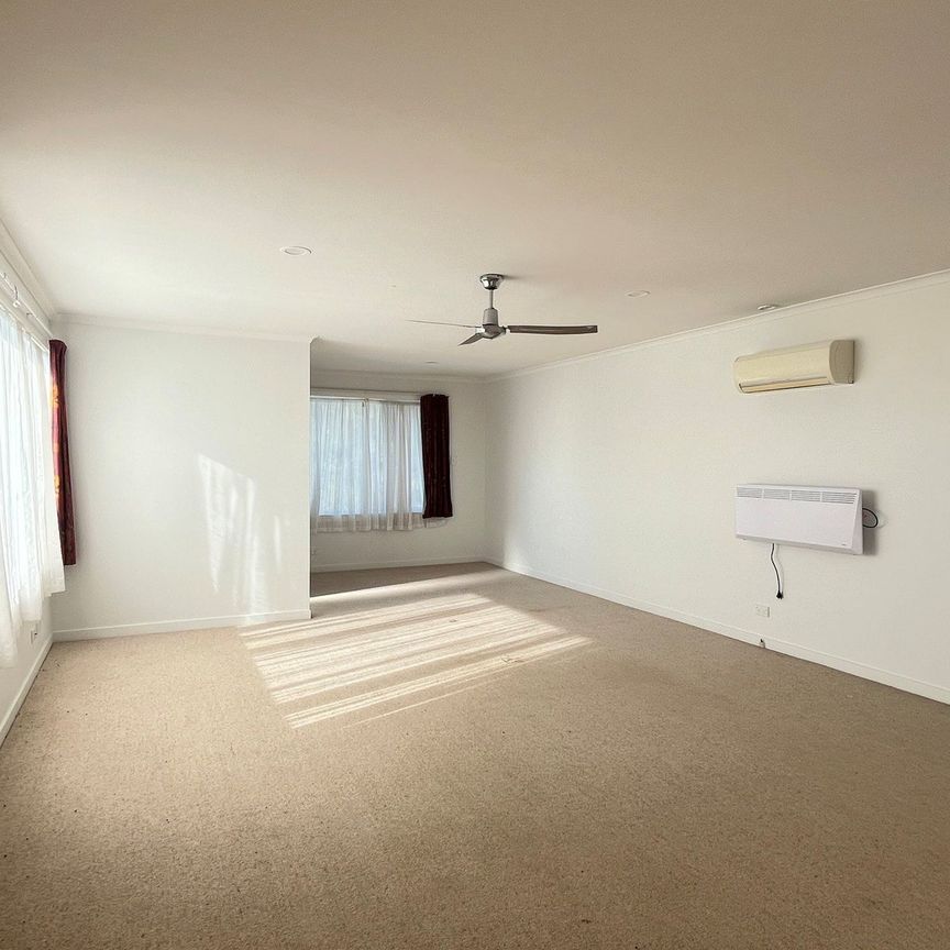 Large studio with garage - Photo 1