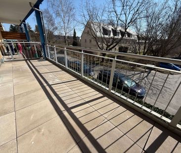 Idyllischer Wohntraum mit großem Balkon und offener Küche im 1.OG - Foto 1