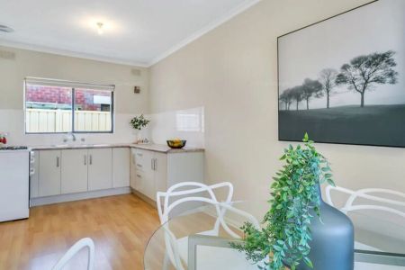 Quiet & Comfortable Living in a Leafy Location - Photo 3