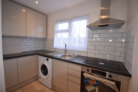 Self contained studio flat close to east ham station- - Photo 2