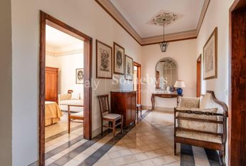 Villa ottocentesca con piscina nelle colline lucchesi