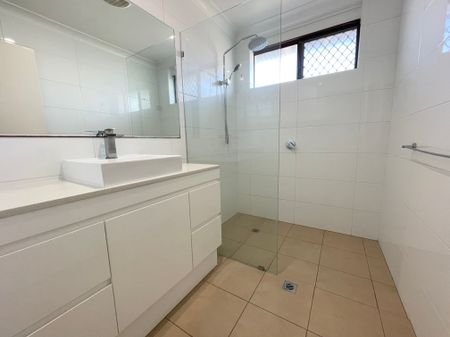 Spacious family living with poolside paradise! - Photo 3