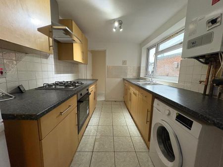 1 bedroom in a house share to rent - Photo 3