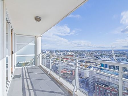 Unfurnished 2 Bedroom Apartment in CBD with 1 car space and Stunning Views! - Photo 3