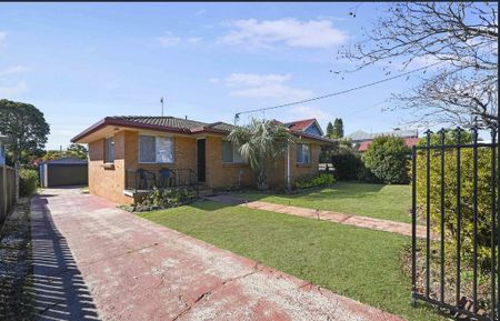 Charming brick & tile home in popular South Toowoomba - Photo 5