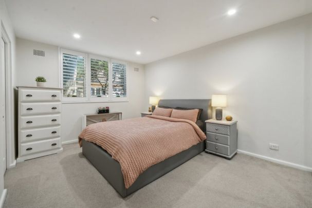 BEAUTIFULLY RENOVATED ONE BEDROOM - Photo 1