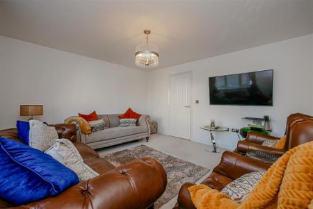 4 bedroom semi-detached house to rent - Photo 4