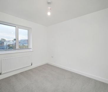 4 bedroom semi-detached house to rent - Photo 2