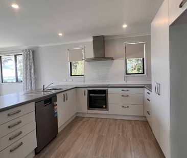 Sea Views & Spacious Living - Photo 2