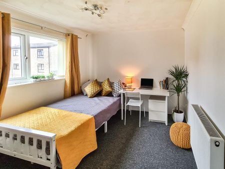 4 bedroom flat to rent - Photo 3