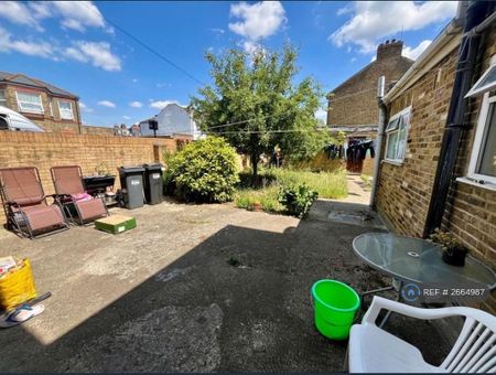 1 bedroom in a house share to rent - Photo 3